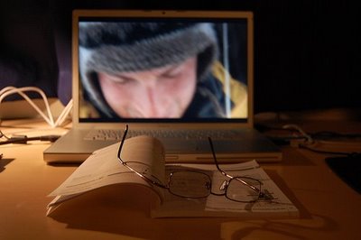 Mirando una película en la Notebook Alquilar peliculas videoclubs