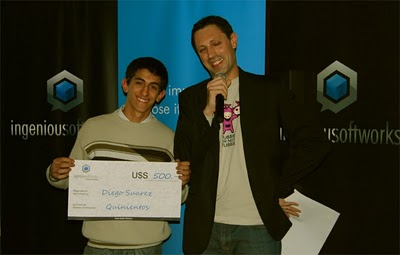 Gonzalo Cammarota con uno de los ganadores fiesta geek ingenious
